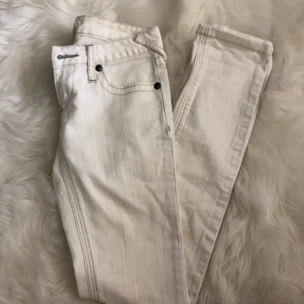 ✨FREE PEOPLE low rise white jeans size 24 ✨